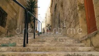 沿着马耳他瓦莱塔的中世纪<strong>街道行走</strong>。